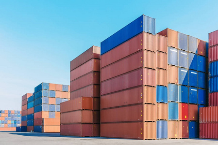 带集装箱箱的工业港口物流出口进口业务背景清晰蓝天