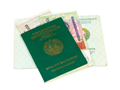 乌兹别克斯坦的护照和钱被隔绝在白色背景上
