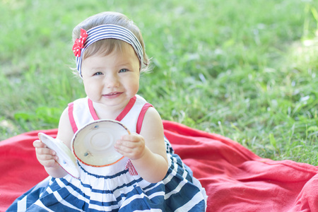 可爱的小女孩在野餐