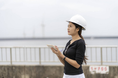 亚洲女工程师检查工作