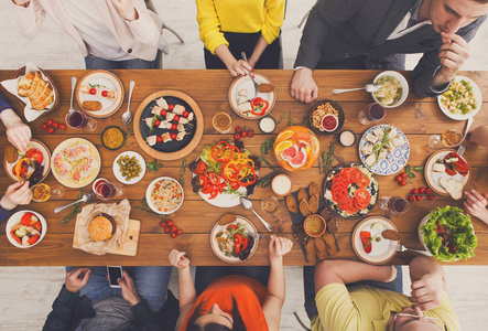 人们吃健康餐服务的表晚餐聚会图片