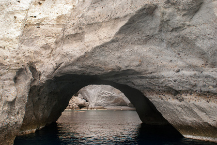 洞穴和岩层上 milos kleftiko 区域在海上我