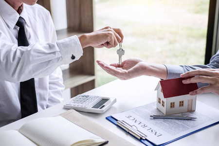 房地产销售经理签署租赁租赁合同后给客户钥匙, 关于按揭贷款要约和房屋保险