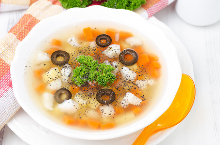 土豆 胡萝卜 橄榄水平顶视图的鱼汤
