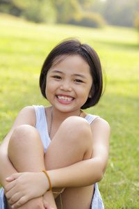 亚洲小女孩笑的很开心在公园