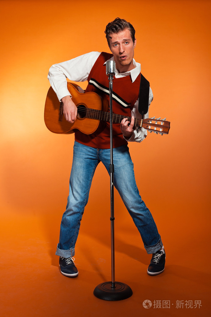 复古五十年代摇滚歌手玩纯音吉他。斯图