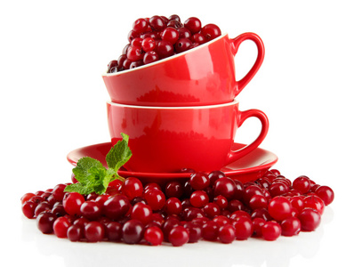 成熟红色小红莓的杯子，隔绝对惠特