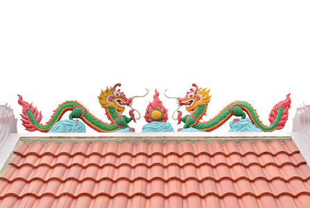 中国龙雕像被隔绝在屋顶上