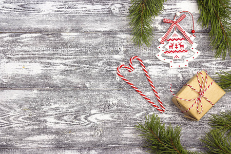 圣诞背景与礼品盒和装饰灰色 woode
