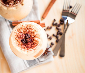 科涅克白兰地杯奶油甜点提拉米苏装饰着咖啡豆顶视图