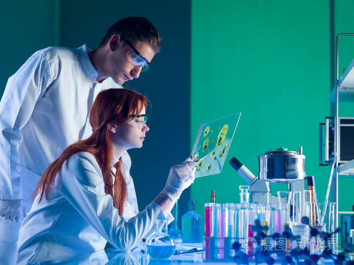 研究样本的医药科学家