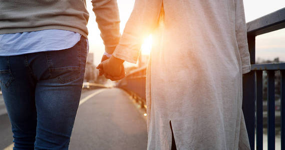 在夕阳中牵手的情侣图片
