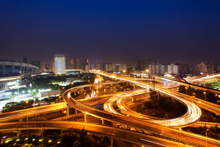 中国上海的桥梁及城市的夜景图片