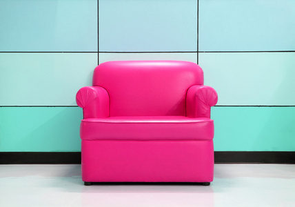 粉色沙发和现代墙