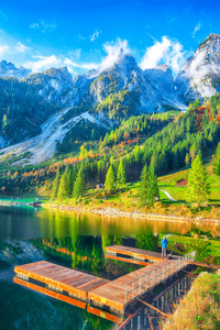 风景秀丽的山水风光与 Dachstein 山山顶由岣梢湖山湖在秋天萨尔茨卡梅谷区域上部奥地利奥地利