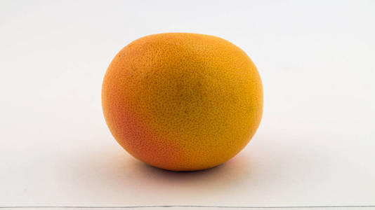 一个白色的背景葡萄柚