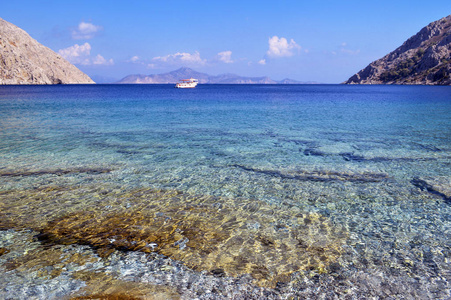 希腊 Nanu 西岛海滩上的蔚蓝水