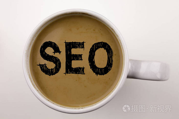 Seo 搜索引擎优化写在咖啡在杯中的文本。经营理念为 Seo 在白色背景与复制空间。带有红色字的黑色文本