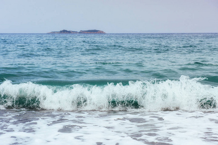 大海上美丽的海浪。土耳其欧洲