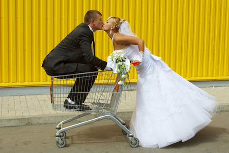 新娘和新郎玩超市的一篮子图片