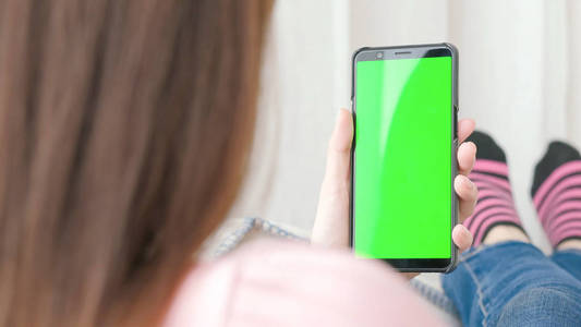 家庭手机与绿色屏幕的妇女