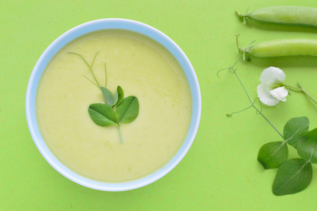 冷奶油绿豌豆汤和豌豆荚