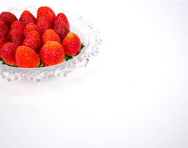 在玻璃板上的新鲜草莓
