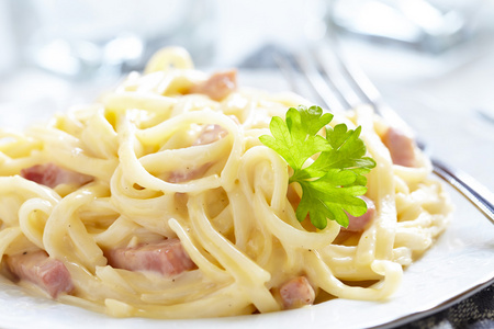 与火腿和奶酪通心粉 carbonara