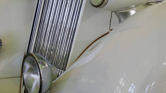 旧复古车的车头灯车头和散热器都是白色的。