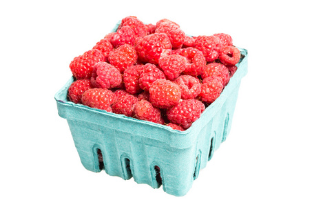 红树莓孤立在白色的购物篮