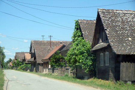 典型的木房子在村庄 Krapje, Lonjsko 波列自然公园, 克罗地亚
