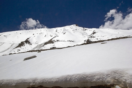 从努布拉河谷到 Khardung 通行证，拉达克，印度的道路