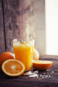橙色橙汁在木质背景下