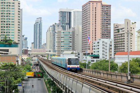 在曼谷与商务楼天空火车铁路