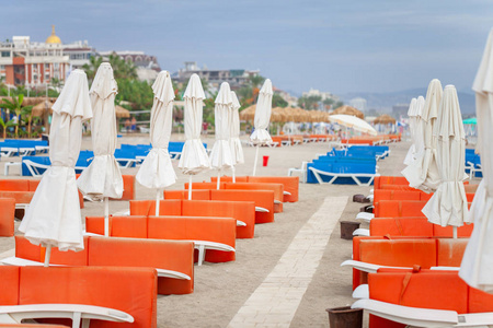 海滨椅站在安塔利亚土耳其海岸