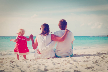 幸福的家庭，与热带海滩上的小女儿