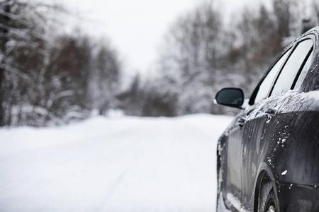 汽车矗立在积雪覆盖的道路上