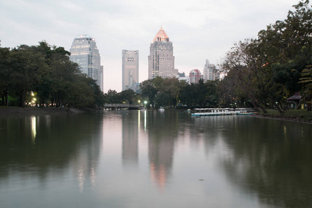 曼谷现代办公大楼和公寓景观景观与湖景思考