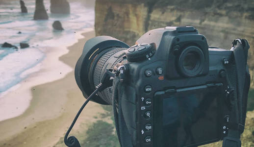 现代相机三脚架拍摄美丽的日落超过十二使徒, 澳大利亚