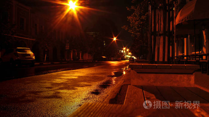 街道在城市夜间路灯红灯