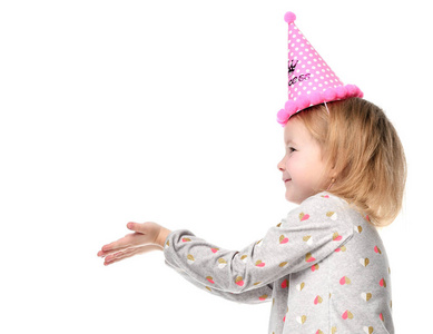年轻女孩愉快的微笑和显示手与自由文本拷贝空间在生日聚会桃红色盖帽