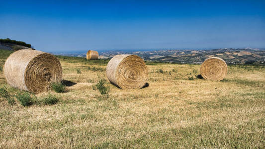 夏季 Civitella del Tronto 附近的景观