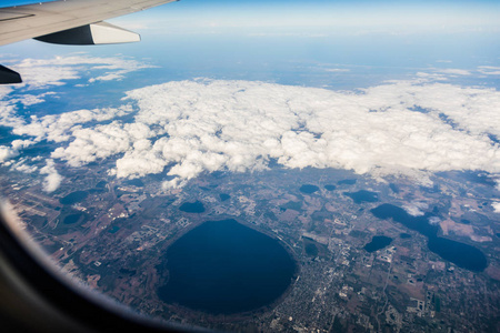 喷气翼和白色 cloudscape 在蓝色天空从飞机的窗口