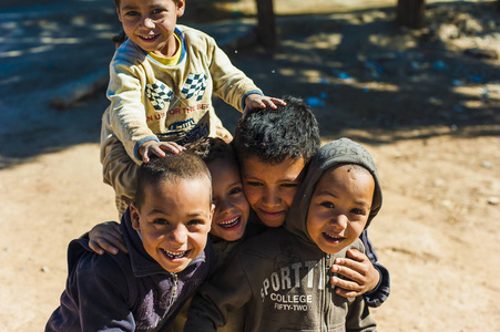 儿童玩耍在村庄梅尔祖卡, 摩洛哥