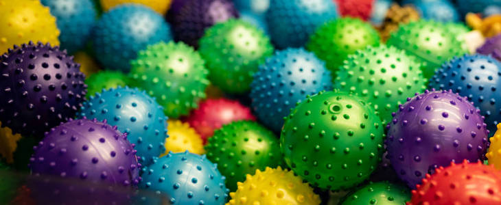 一堆彩色尖刺橡胶球的孩子和幼儿玩