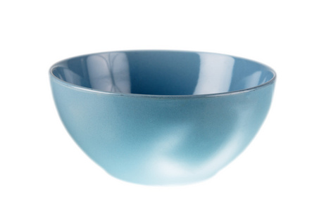 孤立在白色的蓝色陶瓷碗