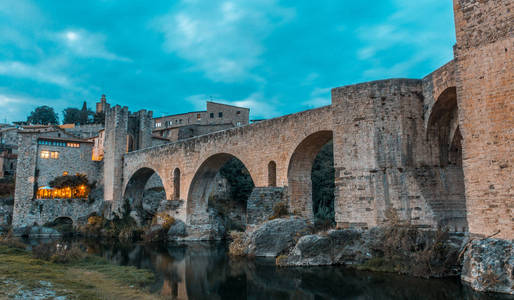 中世纪村庄叫 Besalu, 位于加泰罗尼亚