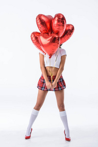 的女孩覆盖面与氦气球在白色的心脏形状隔离