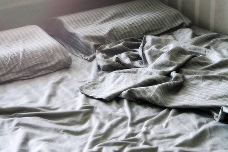 丝绸皱巴巴的床单在床上