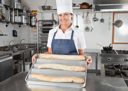 女厨师介绍烘烤的面包，
